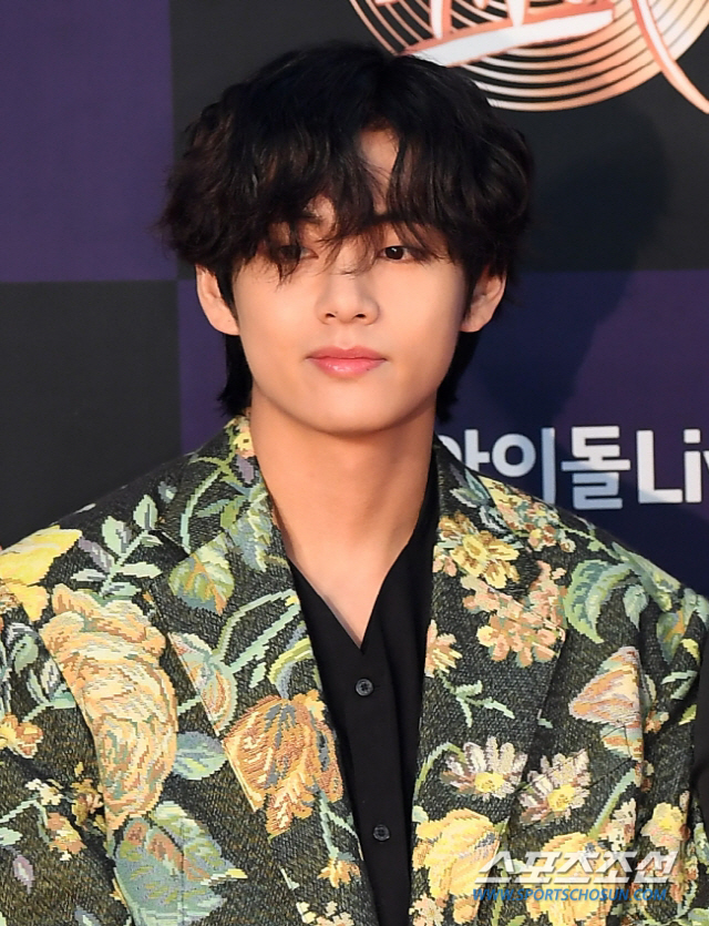 Group BTS V was caught up in an untimely Romance rumor.Recently, rumors have been raised that V is in love with the daughter of former Paradise group President Philip Roth, centering on the Online community.Some netizens claimed that V attended the exhibition with Choi Yoon-jung, the wife of former President Philip Roth, and that the daughter of the former president was also present.In addition, Vs usual bracelet was a brand product launched by Jeon, and raised a romance rumor.Hive said, Choi Yoon-jungs family and V are only acquaintances.It is true that V attended the KIAF 2021 VVIP preview event on the 13th.Although I covered my face with a mask, thanks to the colorful fashion, many fans recognized V and poured out sightings.According to this, V freely watched the exhibition and talked with the fans without hesitation.It was not a private event and it is impossible for a V whose face is already known to have a public date at many events.It is also known that V has presented a bracelet member Jin, who was usually worn by V.As such, the romance rumor has been completed as a rumor, but fans are concerned about mass production of indiscriminate rumors.If devotion is true, it will support the love of young men and women, but if it is a rumor, it is necessary to respond strongly because it can hurt unnecessary image blows and hurts to both V and the other party.
