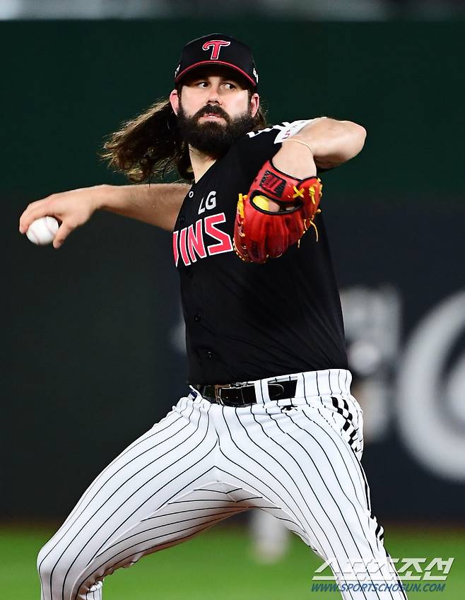 2021 KBO리그 롯데 자이언츠와 LG트윈스의 14일 부산사직야구장에서 열렸다. LG 선발투수 켈리가 롯데 타선을 상대하고 있다. 부산=최문영 기자 deer@sportschosun.com /2021.10.14/