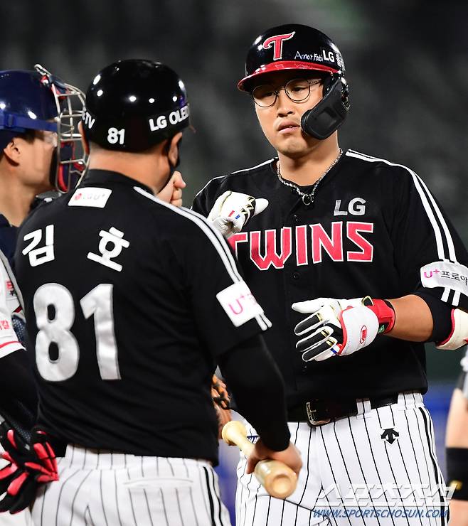 2021 KBO리그 롯데 자이언츠와 LG트윈스의 14일 부산사직야구장에서 열렸다. LG 채은성이 6회초 2사 2루에서 좌월 투런 홈런을 치고 홈인하고 있다. 부산=최문영 기자 deer@sportschosun.com /2021.10.14/