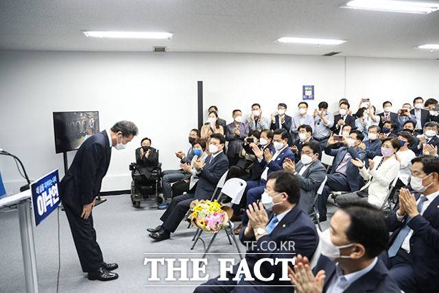이낙연 전 더불어민주당 대표가 14일 오후 서울 여의도 대산빌딩 선거 캠프 해단식에 참석해 관계자들에게 인사하고 있다. /이낙연 캠프 제공