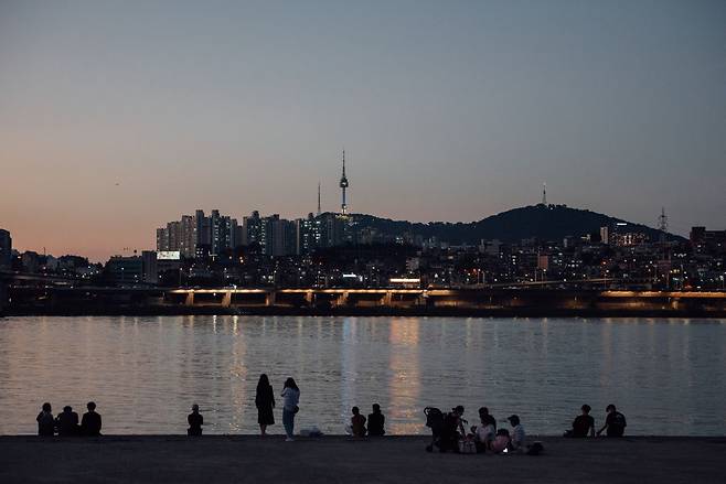 반포한강공원에 물가에 사람들이 앉아 술을 마시고 있다. /독자제공