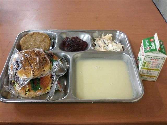 군 장병 식단 중 하나인 빵식, 일명 '군대리아'. /인터넷 캡처