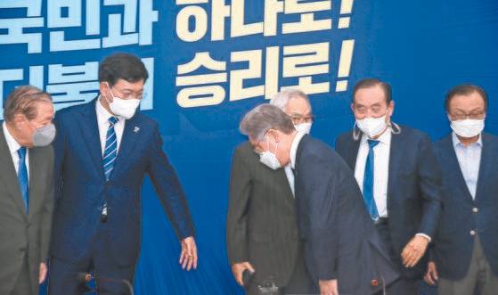 이재명 더불어민주당 대선후보(가운데)가 13일 서울 여의도 국회에서 열린 당 상임고문단 간담회에 앞서 참석자들에게 인사하고 있다. 임현동 기자