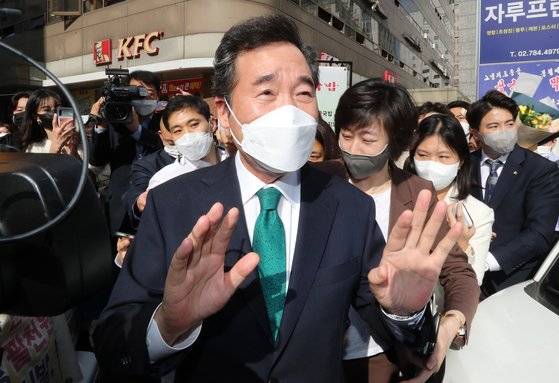 더불어민주당 대선 경선 결과 승복 입장을 밝힌 이낙연 전 대표가 14일 오후 서울 여의도 대산빌딩에서 열린 필연캠프 해단식을 마친 후 자리를 뜨고 있다. 뉴스1