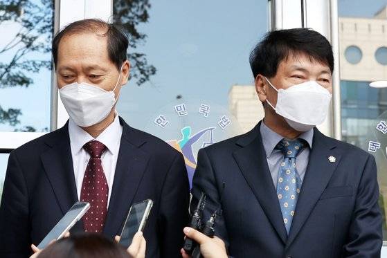 윤석열 전 검찰총장 측 법률대리인 이완규, 손경식 변호사가 14일 오후 서울 서초구 서울행정법원에서 열린 윤 전 총장이 법무부 장관을 상대로 낸 징계처분 취소소송에 패소한 후 입장을 밝히고 있다. 뉴스1