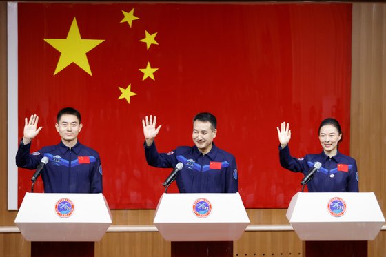 선저우13호의 우주비행사로 선발된 3명이 손을 흔들고 있다. 왼쪽부터 예광푸, 자이즈강, 왕야핑. 연합뉴스