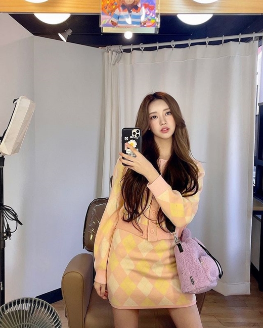 Singer Hong-ju-hyun, 21, boasted outstanding beauty.Hong-ju Hyun posted a picture on Instagram on the 14th without any special comments: Mirror selfie.Hong-ju prefecture in apricot checkered two-piece is making a chic look while watching the camera with the long hair of a thick wave naturally hanging down.The beauty of the doll, such as the small face of Hong-ju prefecture, and the distinctive features, is admirable. The netizens who watched the photos also responded such as I love you.Hong-ju-hyun is the younger brother of singer Hong Ji-yoon (26), who is loved by both sisters for her superior beauty and her exceptional singing skills.