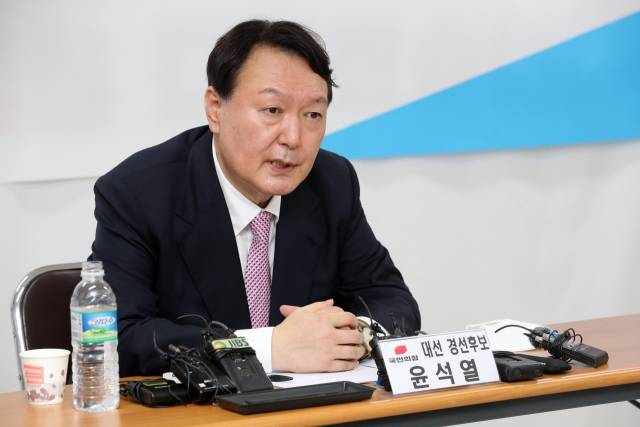 국민의힘 대선주자인 윤석열 예비후보다13일 오후 제주시 연삼로 국민의힘 제주도당사에서 기자간담회를 하고 있다. /연합뉴스