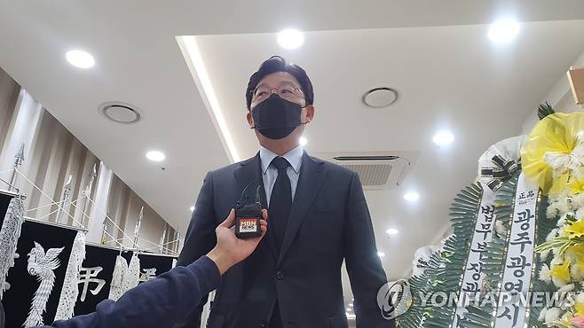 이완구 전 총리 빈소 찾은 유승민 (서울=연합뉴스) 홍준석 기자 = 국민의힘 유승민 대선 경선 후보가 14일 오후 서울 강남 성모병원 장례식장에 마련된 이완구 전 총리 빈소를 찾아 조문을 마치고 나오고 있다. 2021.10.14 honk0216@yna.co.kr