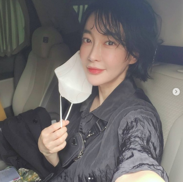 Actor Kim Hye-eun has reported on the latest.Kim Hye-eun posted two photos on his instagram on the 15th with an article entitled # Ganman Selka # Saltying # Sasa Sasasa Sasaong.Kim Hye-eun, who was born in 1973, is sitting in a car and leaving a selfie. Kim Hye-eun, who was born in 1973,Meanwhile Kim Hye-eun appeared in the latest TVN drama The Road: The Tragedy of 1.Photo: Kim Hye-eun SNS