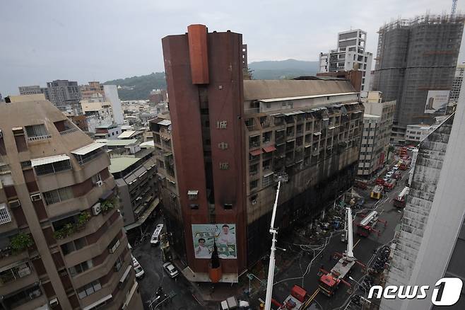 2021년 10월 14일(현재시간) 화재가 발생한 대만 가오슝 소재 13층 주상복합건물에서 진화 후 구족작업이 이뤄지는 모습. © 로이터=뉴스1 © News1 최서윤 기자