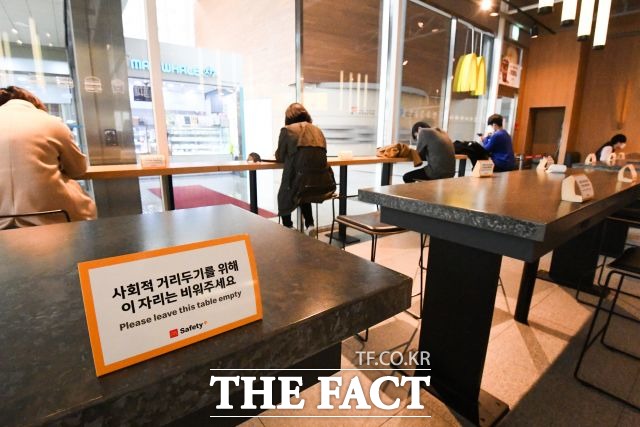 서울시를 비롯한 인천과 경기 등 수도권은 18일부터 접종 완료자 4명을 포함해 최대 8인까지 모임을 허용한다고 밝혔다. /임세준 기자