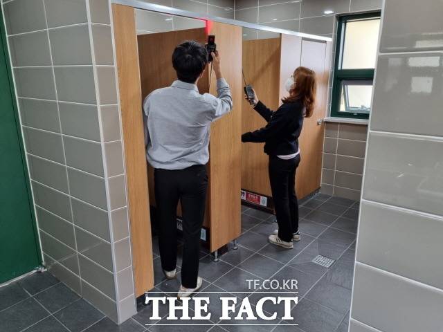 담양군은 관광지, 터미널 등 다중이용시설의 공중화장실을 대상으로 불법촬영 카메라 설치여부 점검을 실시했다고 15일 밝혔다./담양군 제공