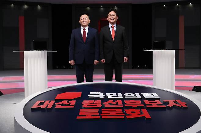 국민의힘 유승민 전 의원(오른쪽)과 원희룡 전 제주지사가 15일 저녁 서울 마포구 상암동 MBC 사옥에서 열린 \
