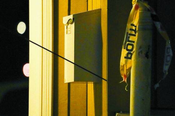 13일 7명의 사상자를 낸 노르웨이 콩스베르그 화살 난사 사건 현장의 벽면에 용의자가 쏜 화살이 꽂혀 있다. [EPA=연합뉴스]