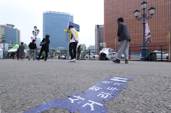 서울역 앞에 마련된 임시선별검사소를 찾은 시민들이 검체 검사를 기다리고 있다. 연합뉴스