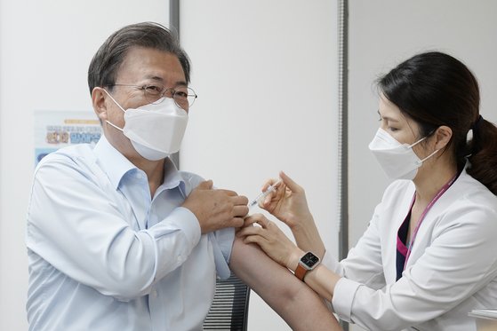 문재인 대통령이 15일 서울 국립중앙의료원 코로나19 중앙예방접종센터에서 코로나19 백신 추가 접종을 받고 있다. 뉴스1