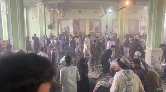 자살 폭탄 테러가 의심되는 폭발이 발생한 아프가니스탄 칸다하르의 이슬람 사원 내부 모습. [아프간 언론인 하빕 칸 트위터]