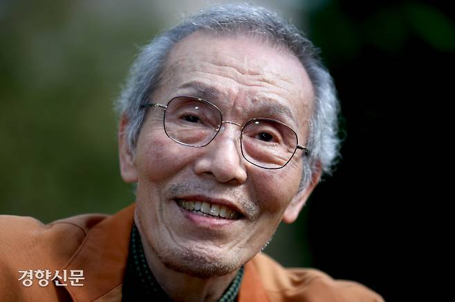 오영수씨의 연기는 얼굴 표정과 눈빛의 변화는 물론, 구부정한 허리와 팔랑팔랑 팔을 휘젖는 동작 하나하나에도 이야기가 담겨 있다. 박민규 선임기자