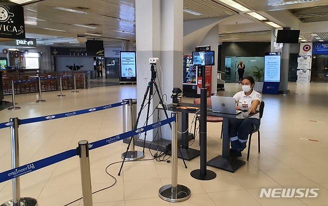 [서울=뉴시스]한국국제협력단(코이카)는 파라과이 국제공항 2곳에 열화상 카메라 14대를 지원했다고 15일 밝혔다. (사진=코이카 제공) 2021.10.15