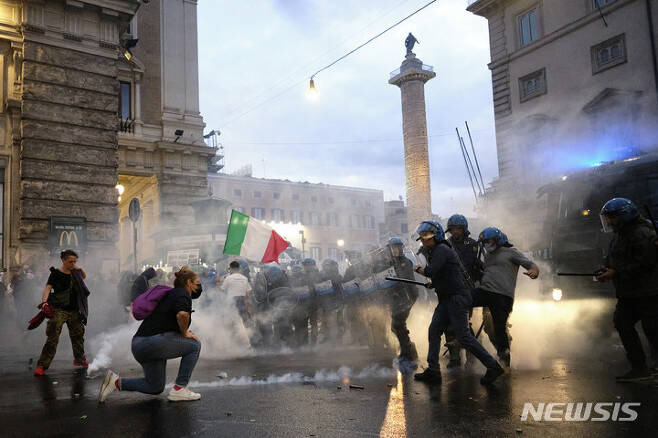 [로마/AP=뉴시스] 지난 9일 이탈리아 로마에서 그린패스 의무화에 반대하는 시위대를 향해 경찰이 물대포를 쏘고 있다. 2021.10.15.