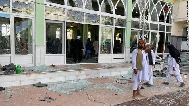 15일 아프간 남부 칸다하르주에서 금요예배로 많은 시아파 무슬림들이 모인 모스크에 자폭 공격조가 들어와 폭탄을 터트려 40명 가까운 예배자들을 살해했다. <CNN 캡쳐> *재판매 및 DB 금지
