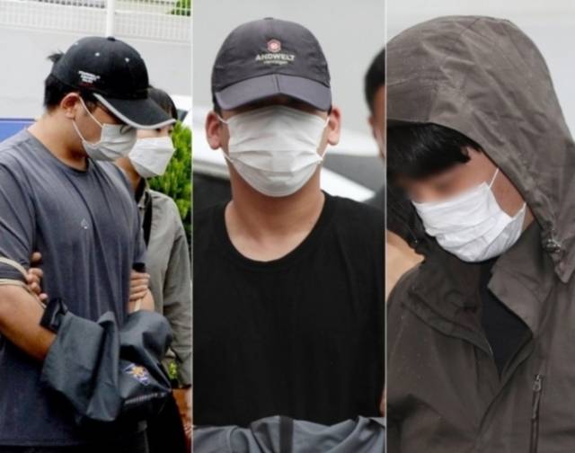 지난 12일 오전 광주 동구 광주지법에서 살인미수 혐의를 받는 고교 동창생 3명이 영장실질심사를 받기 위해 법정으로 들어서고 있다. /연합뉴스