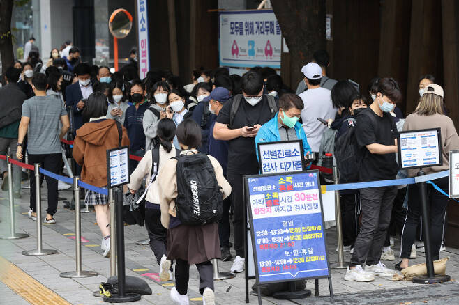 15일 서울 송파구보건소 선별진료소에서 시민들이 코로나19 감염증 검사를 받기 위해 대기하고 있다. 연합뉴스
