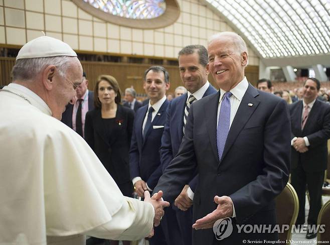 2016년 4월 부통령 시절 바티칸서 프란치스코 교황 만난 바이든 [EPA=연합뉴스 자료사진. 재판매 및 DB 금지]