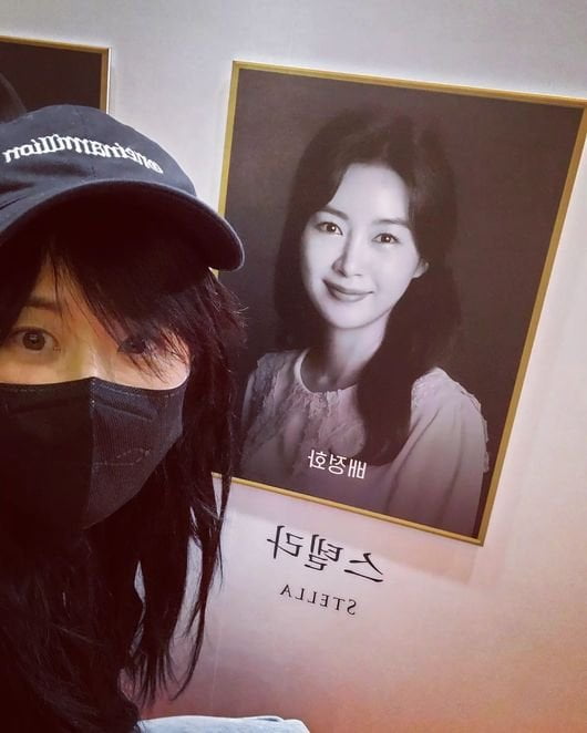 Actor Choi Kang-hee boasted her beauty during her Miniforce period.Choi Kang-hee revealed his pleasant daily life on his 16th day instagram. He said, Its been a month since I went to see the play of Hwajeongbae.It seems that there is more passion to empty than the passion to collect.It is a pleasure and pleasure to see someone I like (and to see it for a long time) and it is not a Hwajeongbae, but a allocation. In the photo, Choi Kang-hee is like her face with a hat and mask, and she is like Choi Kang-hee, even if she is covering her face.Choi Kang-hee was happy to see his fellow actor Bae Jeong-hwas performance.Choi Kang-hee has a rest after KBS2 drama Hello? Its me!