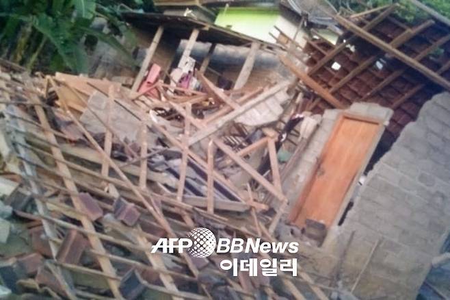 16일(현지시간) 인도네시아 발리에서 발생한 규모 4.8의 지진으로 무너진 건물. (사진=AFP통신)
