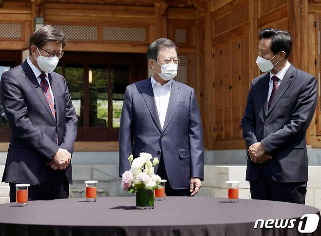 문재인 대통령이 21일 청와대 상춘재에서 열린 4·7 시도지사 보궐선거 당선인 초청 오찬에 앞서 오세훈 서울시장(오른쪽), 박형준 부산시장과 환담하고 있다. 2021.4.21/뉴스1 © News1 유승관 기자