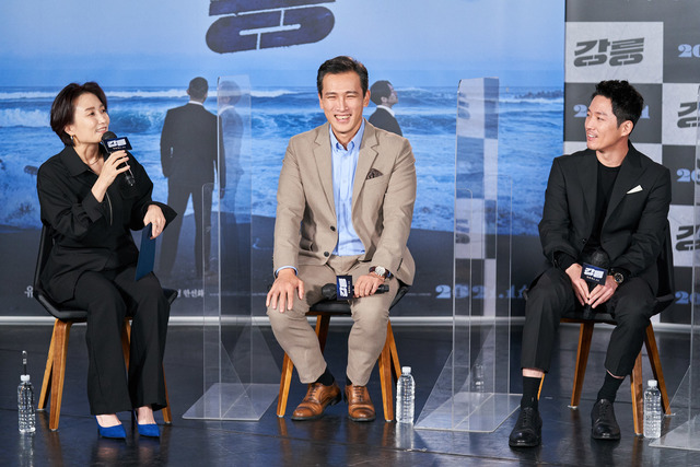 유오성(가운데)과 장혁(오른쪽)이 15일 온라인으로 열린 영화 '강릉' 제작보고회 현장에서 MC 박경림의 질문에 웃음을 터뜨리고 있다. /스튜디오산타크로스 제공