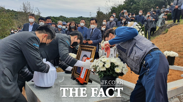 안장식을 준비하는 장례지도사./김다소미 기자