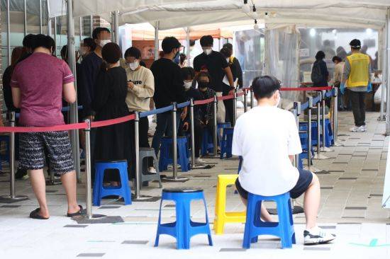 코로나19 신규확진 1천594명, 마포구 검사소 찾은 시민들
(서울=연합뉴스) 김도훈 기자 = 10일 오전 코로나19 집단감염으로 폐쇄된 서울 마포농수산물시장 인근에 있는 서울 마포구보건소 코로나19 선별진료소를 찾은 시민들이 검체 검사를 기다리고 있다.
이날 0시 기준 신규확진자 수는 주말 검사 건수 감소 영향으로 1천594명으로 집계됐다. 2021.10.10
superdoo82@yna.co.kr
(끝)
<저작권자(c) 연합뉴스, 무단 전재-재배포 금지>