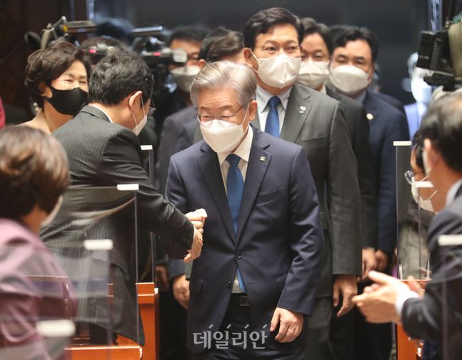 15일 오전 서울 국회에서 열린 더불어민주당 의원총회에 이재명 대선 후보가 의원들의 축하를 받으며 입장 하고 있다. ⓒ공동취재사진·데일리안 박항구 기자
