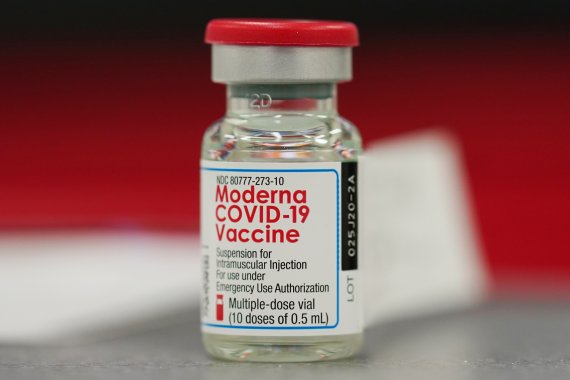 모더나의 코로나19 백신이 심근염을 일으킬 수 있어 미국 식품의약청(FDA)이 백신접종 연령대를 12~17세 청소년으로 확대할지 여부에 대한 결정을 늦추기로 했다고 월스트리트저널(WSJ)이 15일(현지시간) 보도했다. AP뉴시스