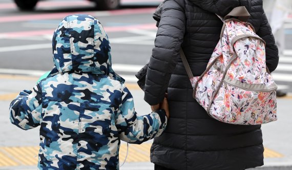 16일 서울 종로구 세종대로 사거리에서 시민들이 두터운 옷을 입은 채 발걸음을 재촉하고 있다. © News1 조태형 기자