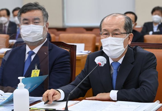 김유근(오른쪽) 군인공제회 이사장이 15일 국회 국방위원회의 국정감사에 출석, 여야 의원들의 질의에 답하고 있다. 2021.10.15/뉴스1 © News1 이동해 기자 /사진=뉴스1