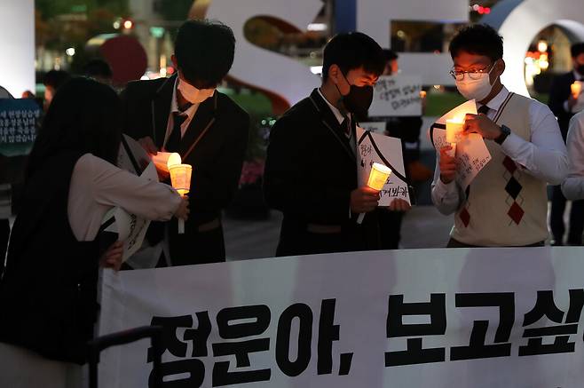 홍군의 친구들과 특성화고 학생 및 시민들이 서로 촛불을 붙여주고 있다. 김태형 기자