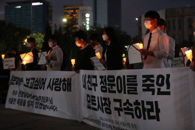 16일 저녁 서울 중구 서울광장에서 여수 실습생 고 홍정운군 추모 촛불이 열려 홍군의 친구들과 특성화고 학생 및 시민들이 촛불을 들고 홍군을 추모하고 있다. 김태형 기자