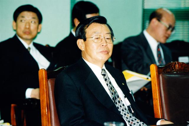 1997년12월 이경식 전 한국은행 총재가 확대 경제장관회의에 참석한 모습. 한국일보 자료사진.