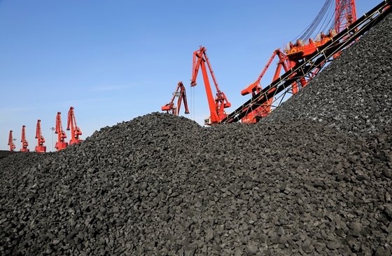 석탄이 중국 장쑤성 롄윈강의 한 항구에 옮겨지고 있다. /사진=로이터