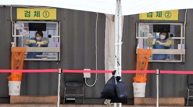 선별검사소에서 의료진들이 검체채취를 준비하고 있다. 황진환 기자