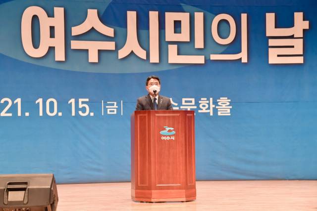▲지난 15일 여수문화홀에서 코로나19 지역 감염 예방을 위해 지역 각계각층을 대표하는 시민 등 99명이 참석한 가운데 기념사를 하는 권오봉 여수시장ⓒ여수시