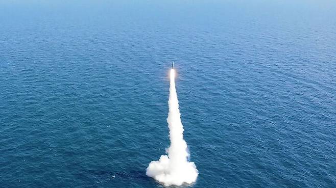 우리 군이 자체 개발한 잠수함 발사 탄도미사일 (SLBM) 시험발사. 충남 태안, 9월15일.