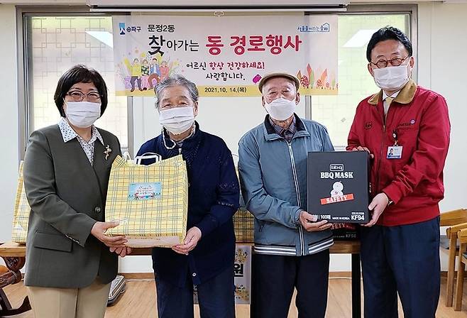 지난 14일, 제너시스BBQ 류준형 상무(오른쪽)와 제2 경로당 박영애 회장(왼쪽)이 ‘찾아가는 경로행사’에서 어르신들께 삼계탕을 전달하며 기념촬영을 하고 있다. 제너시스BBQ 제공