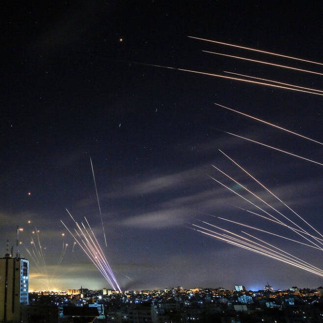 하마스의 로켓 공격을 저지하기 위해 이스라엘 아이언돔이 밤하늘을 향해 날아가고 있다. 게티이미지뱅크