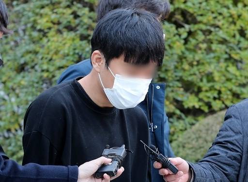 세계 최대 아동 성착취물 웹사이트 '웰컴투비디오' 운영자 손정우가 지난해 11월 9일 서울 서초동 서울중앙지법에서 열린 영장실질심사(구속 전 피의자심문)를 마친 뒤 호송차로 이동하고 있다. 뉴스1