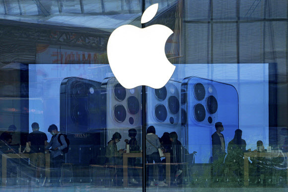 지난달 15일(현지시간) 중국 베이징의 한 애플 매장에서 아이폰13이 판매되고 있다. 베이징=AP연합